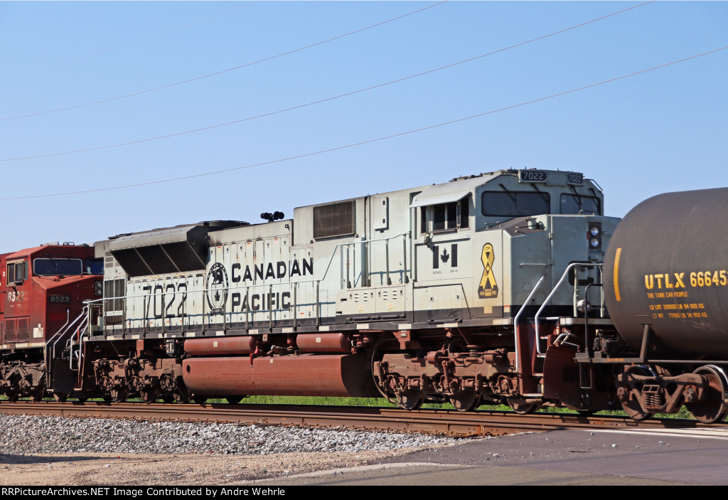 CP 7022 trailing dead-in-tow on 247